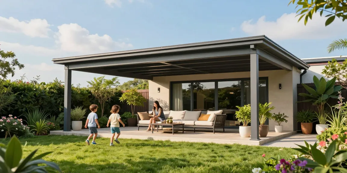 Freistehende Terrassenüberdachung im Garten, ideal für entspannte Nachmittage.